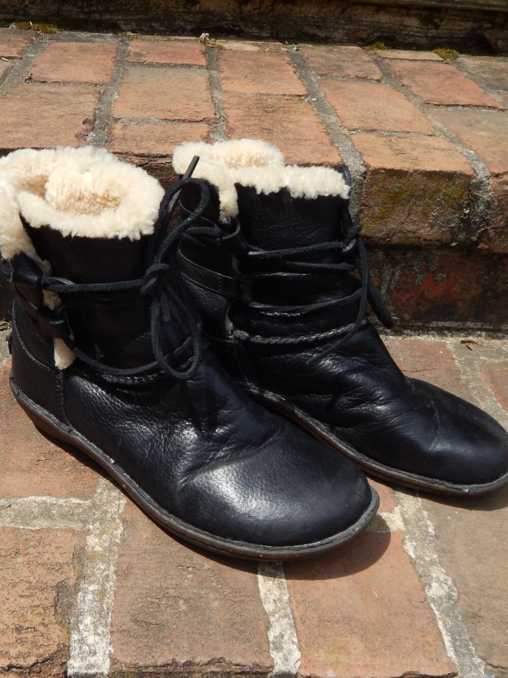 UGG Women's 9 Caspia Black Leather Boots S/N 1932